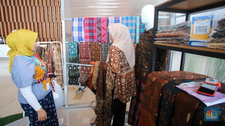 Pengunjung melihat produk UMKM (Usaha Mikro, Kecil, dan Menengah) yang dijual dalam acara BRI UMKM EXPO(RT) di ICE BSD, Tangerang, Banten, Kamis (30/1/2025). (CNBC Indonesia/Faisal Rahman)