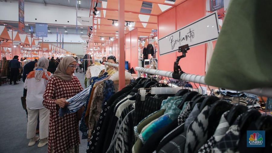 Pengunjung melihat produk UMKM (Usaha Mikro, Kecil, dan Menengah) yang dijual dalam acara BRI UMKM EXPO(RT) di ICE BSD, Tangerang, Banten, Kamis (30/1/2025). (CNBC Indonesia/Faisal Rahman)
