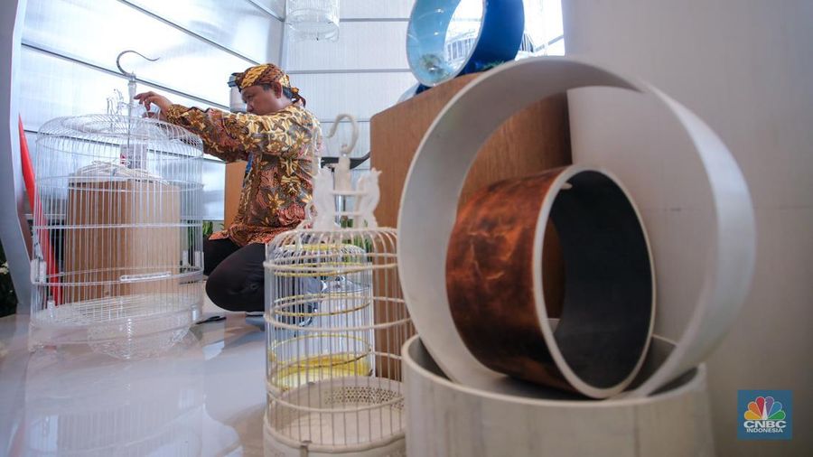 Pengunjung melihat produk UMKM (Usaha Mikro, Kecil, dan Menengah) yang dijual dalam acara BRI UMKM EXPO(RT) di ICE BSD, Tangerang, Banten, Kamis (30/1/2025). (CNBC Indonesia/Faisal Rahman)