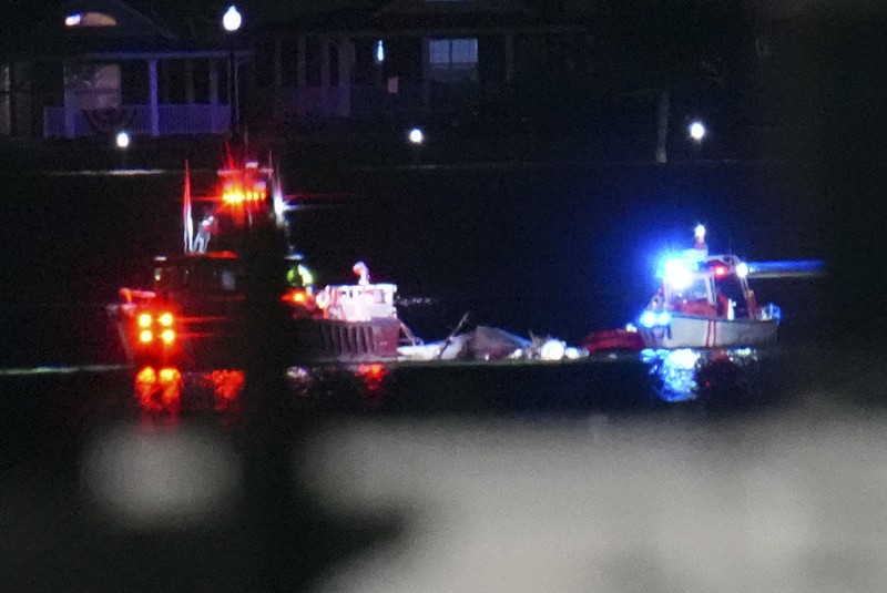 Kendaraan layanan darurat berdiri di dekat lokasi kecelakaan setelah penerbangan American Eagle 5342 bertabrakan dengan helikopter saat mendekati Bandara Nasional Reagan Washington dan jatuh di Sungai Potomac, di luar Washington, AS, 29 Januari 2025. Kendaraan layanan darurat berdiri di dekat lokasi kecelakaan setelah penerbangan American Eagle 5342 bertabrakan dengan helikopter saat mendekati Bandara Nasional Reagan Washington dan jatuh di Sungai Potomac, di luar Washington, AS, 29 Januari 2025. (REUTERS/Carlos Barria)