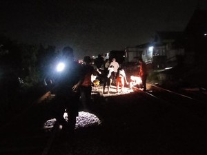 Diduga Bunuh Diri, Perempuan Surabaya Tertabrak KA Saat Duduk di Rel