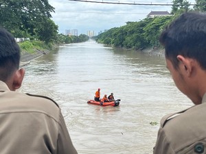 4 Perahu Karet Kali Jagir Surabaya Telusuri Keberadaan Pria Nekat Lompat