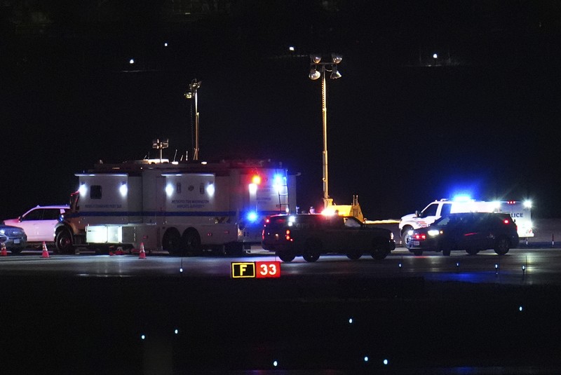 Kendaraan layanan darurat berdiri di dekat lokasi kecelakaan setelah penerbangan American Eagle 5342 bertabrakan dengan helikopter saat mendekati Bandara Nasional Reagan Washington dan jatuh di Sungai Potomac, di luar Washington, AS, 29 Januari 2025. Kendaraan layanan darurat berdiri di dekat lokasi kecelakaan setelah penerbangan American Eagle 5342 bertabrakan dengan helikopter saat mendekati Bandara Nasional Reagan Washington dan jatuh di Sungai Potomac, di luar Washington, AS, 29 Januari 2025. (REUTERS/Carlos Barria)