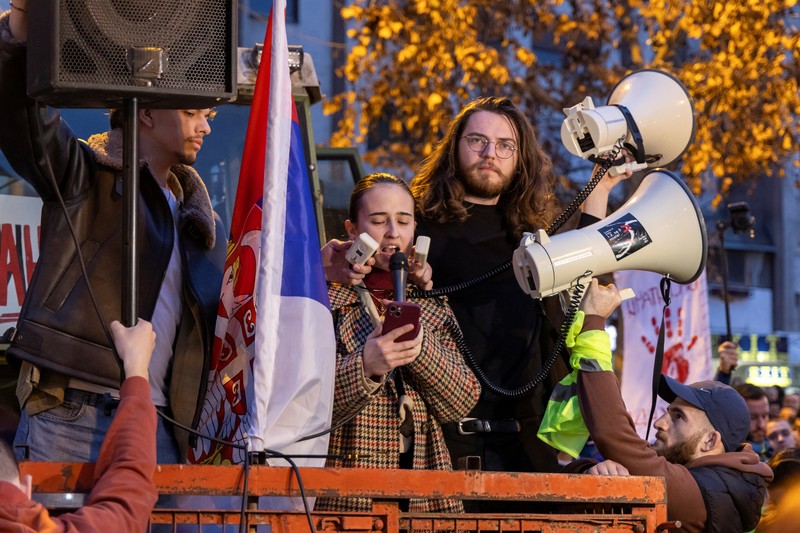 Ribuan pengunjuk rasa turun ke jalan-jalan Kota Novi Sad, Selasa (28/1), ketika Perdana Menteri Serbia Milos Vucevic mengundurkan diri setelah protes antikorupsi selama berpekan-pekan. (REUTERS/Mitar Mitrovic)