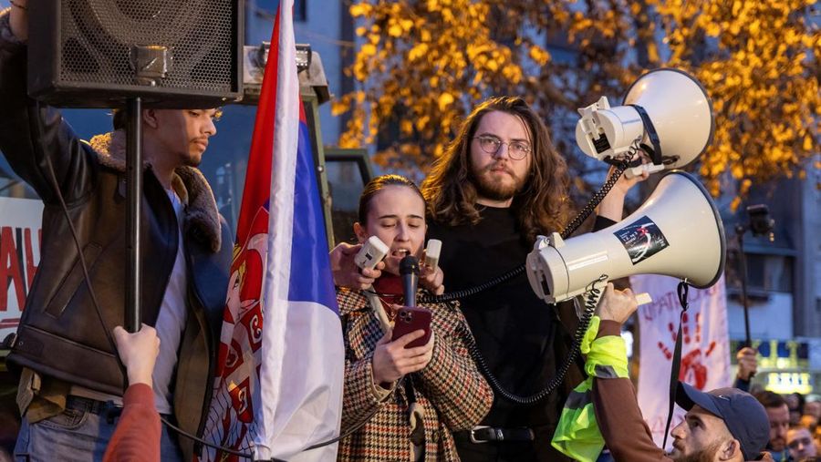 Ribuan pengunjuk rasa turun ke jalan-jalan Kota Novi Sad, Selasa (28/1), ketika Perdana Menteri Serbia Milos Vucevic mengundurkan diri setelah protes antikorupsi selama berpekan-pekan. (REUTERS/Mitar Mitrovic)