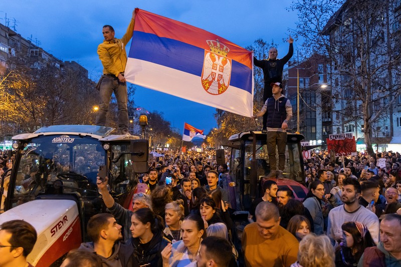 Ribuan pengunjuk rasa turun ke jalan-jalan Kota Novi Sad, Selasa (28/1), ketika Perdana Menteri Serbia Milos Vucevic mengundurkan diri setelah protes antikorupsi selama berpekan-pekan. (REUTERS/Mitar Mitrovic) Ribuan pengunjuk rasa turun ke jalan-jalan Kota Novi Sad, Selasa (28/1), ketika Perdana Menteri Serbia Milos Vucevic mengundurkan diri setelah protes antikorupsi selama berpekan-pekan. (REUTERS/Mitar Mitrovic)