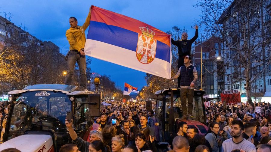 Ribuan pengunjuk rasa turun ke jalan-jalan Kota Novi Sad, Selasa (28/1), ketika Perdana Menteri Serbia Milos Vucevic mengundurkan diri setelah protes antikorupsi selama berpekan-pekan. (REUTERS/Mitar Mitrovic)