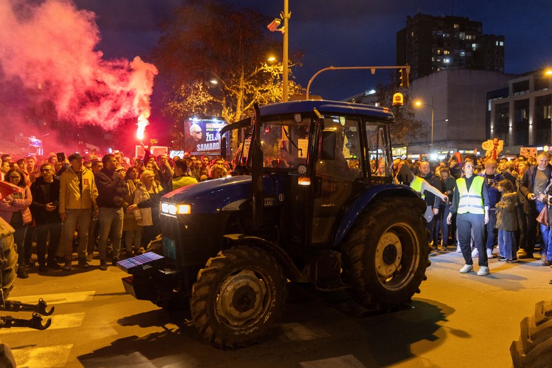 Ribuan pengunjuk rasa turun ke jalan-jalan Kota Novi Sad, Selasa (28/1), ketika Perdana Menteri Serbia Milos Vucevic mengundurkan diri setelah protes antikorupsi selama berpekan-pekan. (REUTERS/Mitar Mitrovic)