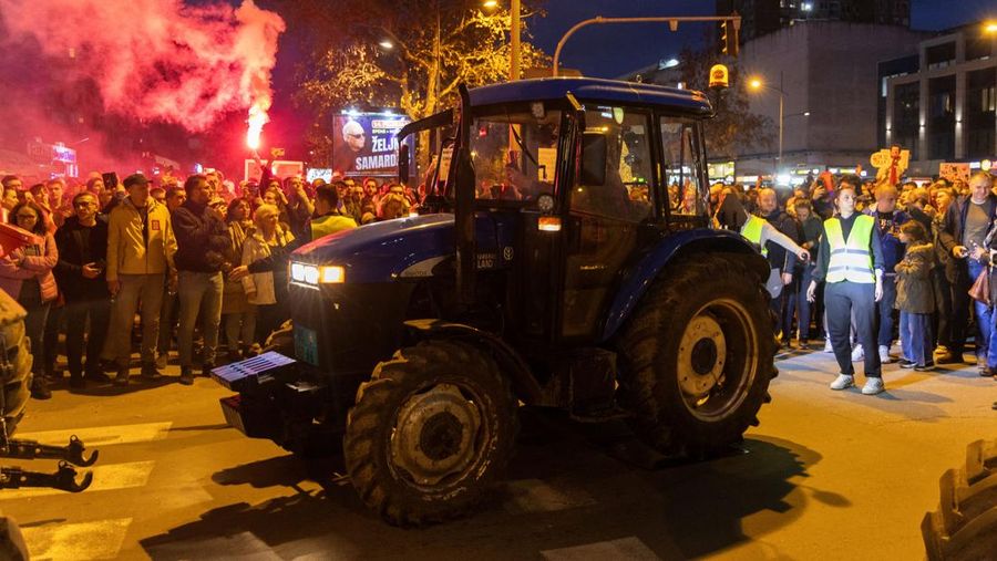 Ribuan pengunjuk rasa turun ke jalan-jalan Kota Novi Sad, Selasa (28/1), ketika Perdana Menteri Serbia Milos Vucevic mengundurkan diri setelah protes antikorupsi selama berpekan-pekan. (REUTERS/Mitar Mitrovic)