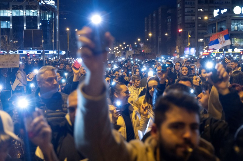 Ribuan pengunjuk rasa turun ke jalan-jalan Kota Novi Sad, Selasa (28/1), ketika Perdana Menteri Serbia Milos Vucevic mengundurkan diri setelah protes antikorupsi selama berpekan-pekan. (REUTERS/Mitar Mitrovic) Ribuan pengunjuk rasa turun ke jalan-jalan Kota Novi Sad, Selasa (28/1), ketika Perdana Menteri Serbia Milos Vucevic mengundurkan diri setelah protes antikorupsi selama berpekan-pekan. (REUTERS/Mitar Mitrovic)