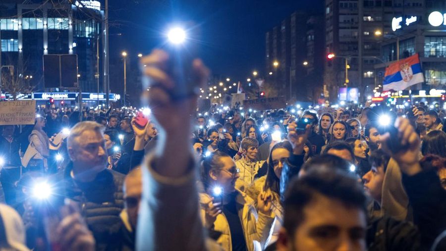 Ribuan pengunjuk rasa turun ke jalan-jalan Kota Novi Sad, Selasa (28/1), ketika Perdana Menteri Serbia Milos Vucevic mengundurkan diri setelah protes antikorupsi selama berpekan-pekan. (REUTERS/Mitar Mitrovic)