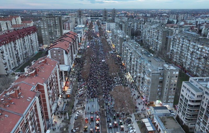 Ribuan pengunjuk rasa turun ke jalan-jalan Kota Novi Sad, Selasa (28/1), ketika Perdana Menteri Serbia Milos Vucevic mengundurkan diri setelah protes antikorupsi selama berpekan-pekan. (REUTERS/Mitar Mitrovic) Ribuan pengunjuk rasa turun ke jalan-jalan Kota Novi Sad, Selasa (28/1), ketika Perdana Menteri Serbia Milos Vucevic mengundurkan diri setelah protes antikorupsi selama berpekan-pekan. (REUTERS/Mitar Mitrovic)