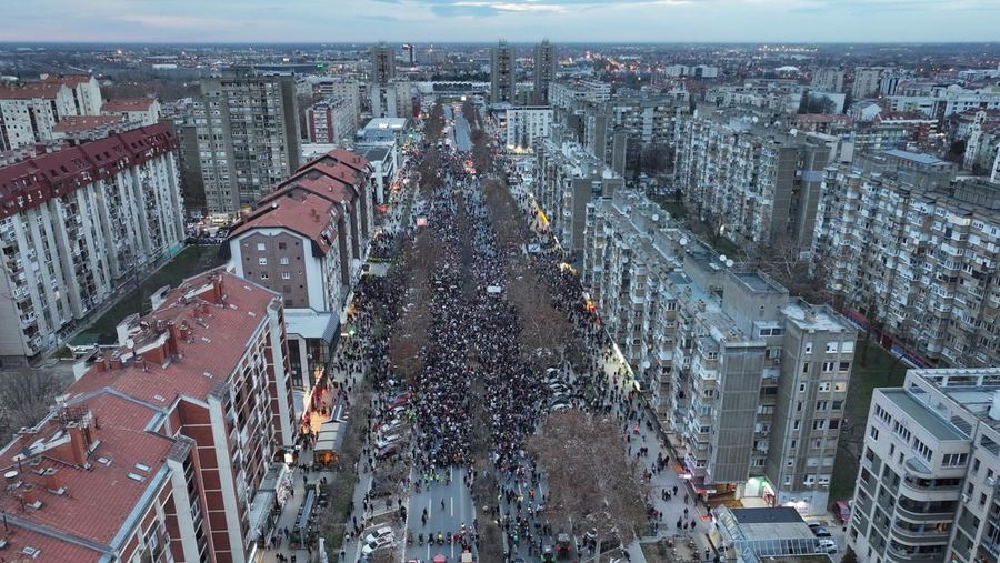 Ribuan pengunjuk rasa turun ke jalan-jalan Kota Novi Sad, Selasa (28/1), ketika Perdana Menteri Serbia Milos Vucevic mengundurkan diri setelah protes antikorupsi selama berpekan-pekan. (REUTERS/Mitar Mitrovic)