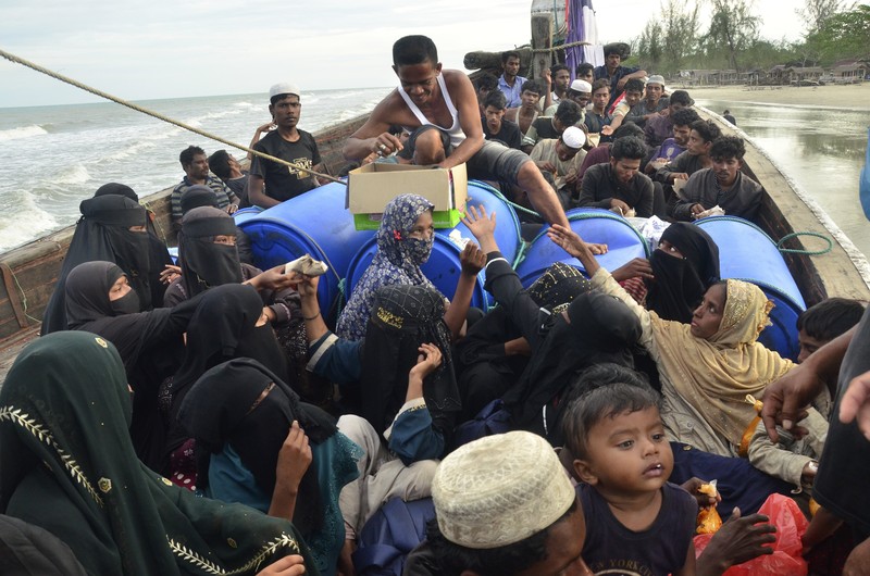 Penduduk setempat memeriksa perahu yang membawa pengungsi Rohingya yang terdampar di pantai di Peureulak, provinsi Aceh, Indonesia, Rabu, 29 Januari 2025. (AP Photo/Husna Mura)