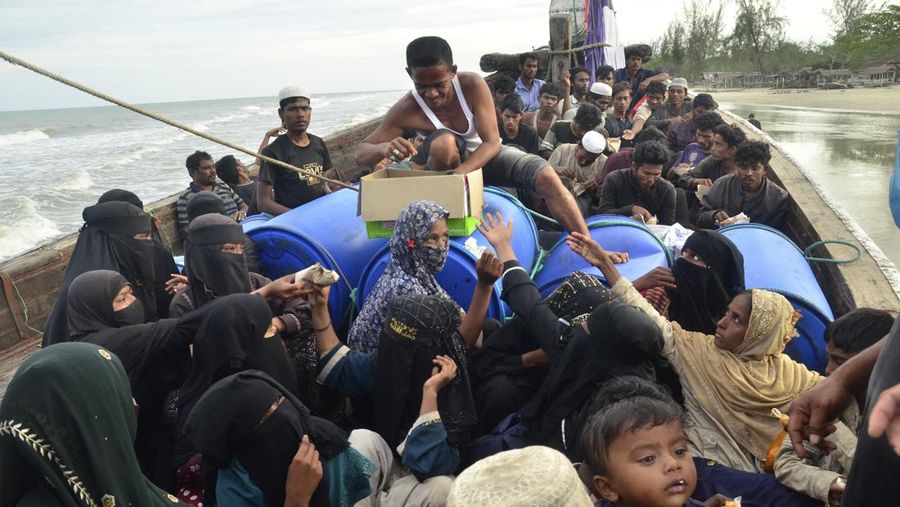 Penduduk setempat memeriksa perahu yang membawa pengungsi Rohingya yang terdampar di pantai di Peureulak, provinsi Aceh, Indonesia, Rabu, 29 Januari 2025. (AP Photo/Husna Mura)