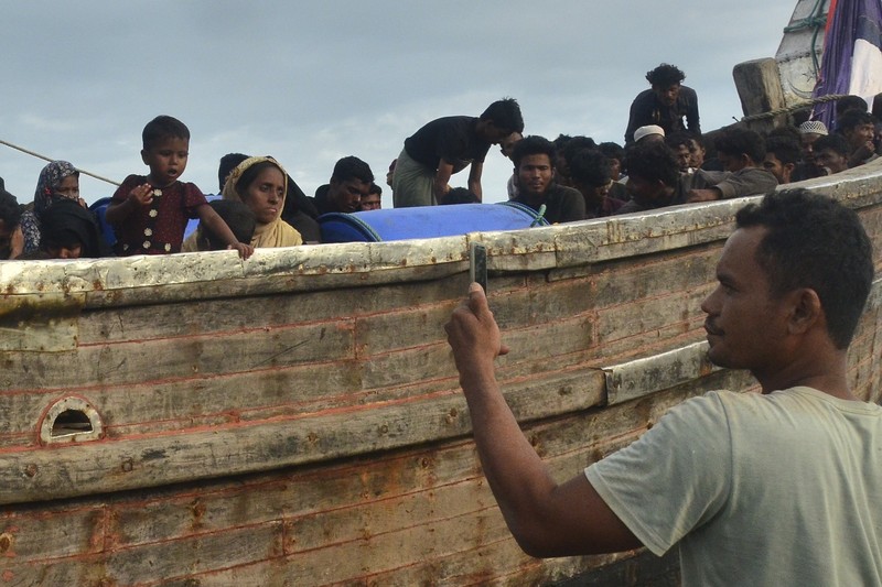 Penduduk setempat memeriksa perahu yang membawa pengungsi Rohingya yang terdampar di pantai di Peureulak, provinsi Aceh, Indonesia, Rabu, 29 Januari 2025. Penduduk setempat memeriksa perahu yang membawa pengungsi Rohingya yang terdampar di pantai di Peureulak, provinsi Aceh, Indonesia, Rabu, 29 Januari 2025. (AP Photo/Husna Mura)