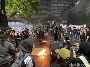 Massa Aksi di Kantor Gubernur Jateng, Soroti 100 Hari Kerja Prabowo-Gibran