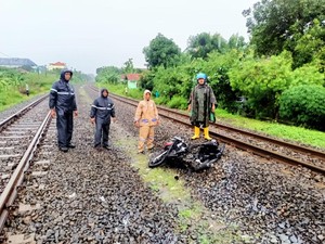 Pemotor Wanita Tewas Tertabrak Kereta Api di Mangkang Semarang