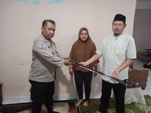 Warga Ciputat Serahkan Sajam yang Ditinggal Pelaku Tawuran ke Polisi