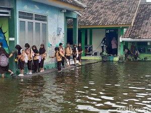 SDN di Sayung Demak 5 Hari Kebanjiran, KBM Dilakukan Bergantian