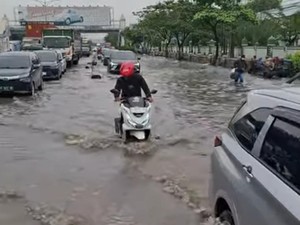 Jalan Kaligawe Semarang-Demak Banjir, Banyak Sepeda Motor Macet