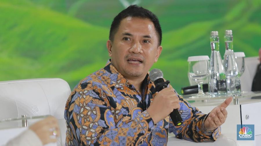 Deputi Pangan, SDA, dan Lingkungan Hidup, Kementerian PPN / Kepala Bappenas, Leonardo A.A. Teguh Sambodo memberikan paparan dalam ESG Sustainbility Forum 2025 di Menara Bank Mega, Jakarta, Jumat (31/1/2025).
(CNBC Indonesia/Muhammad Sabki)