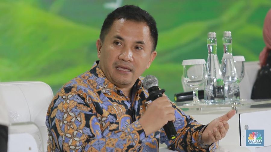 Deputi Pangan, SDA, dan Lingkungan Hidup, Kementerian PPN / Kepala Bappenas, Leonardo A.A. Teguh Sambodo memberikan paparan dalam ESG Sustainbility Forum 2025 di Menara Bank Mega, Jakarta, Jumat (31/1/2025).
(CNBC Indonesia/Muhammad Sabki)