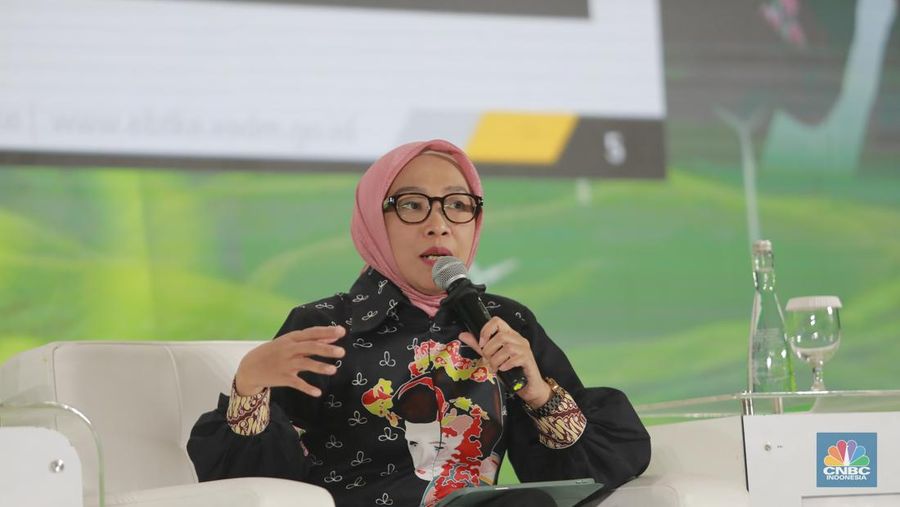 Direktur Jenderal Energi Baru, Terbarukan, dan Konservasi Energi, Kementerian ESDM RI, Eniya Listiani Dewi memberikan paparan dalam ESG Sustainbility Forum 2025 di Menara Bank Mega, Jakarta, Jumat (31/1/2025).
(CNBC Indonesia/Muhammad Sabki)