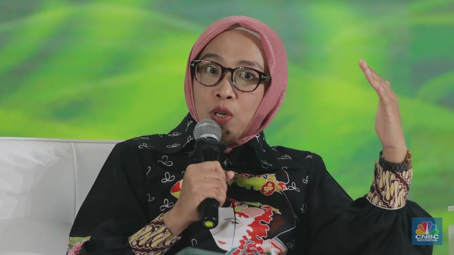 Direktur Jenderal Energi Baru, Terbarukan, dan Konservasi Energi, Kementerian ESDM RI, Eniya Listiani Dewi memberikan paparan dalam ESG Sustainbility Forum 2025 di Menara Bank Mega, Jakarta, Jumat (31/1/2025). (CNBC Indonesia/Muhammad Sabki)