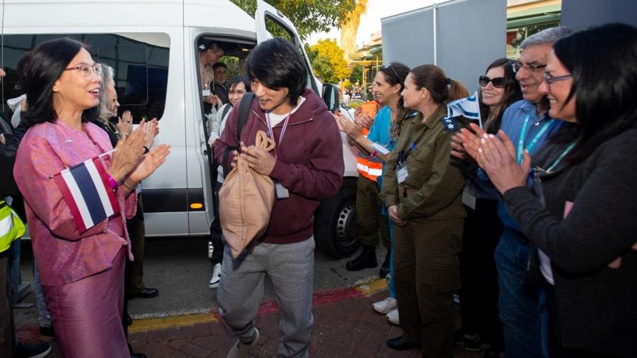 Duta Besar Thailand di Israel Pannabha Chandraramya menerima sandera Thailand yang dibebaskan, Thenna Pongsak, Sathian Suwannakham, Sriaoun Watchara, Seathao Bannawat, Rumnao Surasak, yang ditangkap selama serangan mematikan 7 Oktober 2023 oleh Hamas, setibanya mereka di Shamir Medical Center - Assaf Harofeh di Beer Yaakov, Israel, dalam gambar selebaran tak bertanggal yang diperoleh Reuters pada 30 Januari 2025. (Eran Yardeni/Government Press office/Handout via REUTERS)