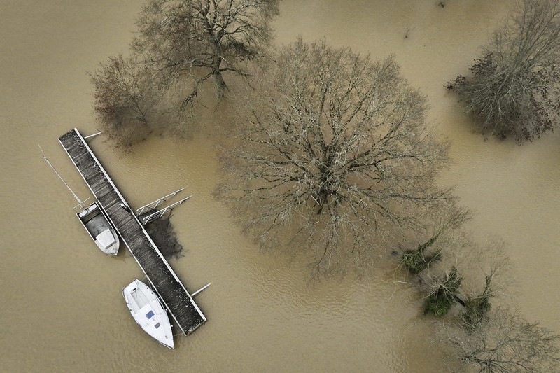 Hujan lebat akibat Badai Ivo menyebabkan banjir parah di Redon, barat laut Prancis, pada Rabu waktu setempat, (31/1/2025). (AP Photo/Thibault Camus) Hujan lebat akibat Badai Ivo menyebabkan banjir parah di Redon, barat laut Prancis, pada Rabu waktu setempat, (31/1/2025). (AP Photo/Thibault Camus)