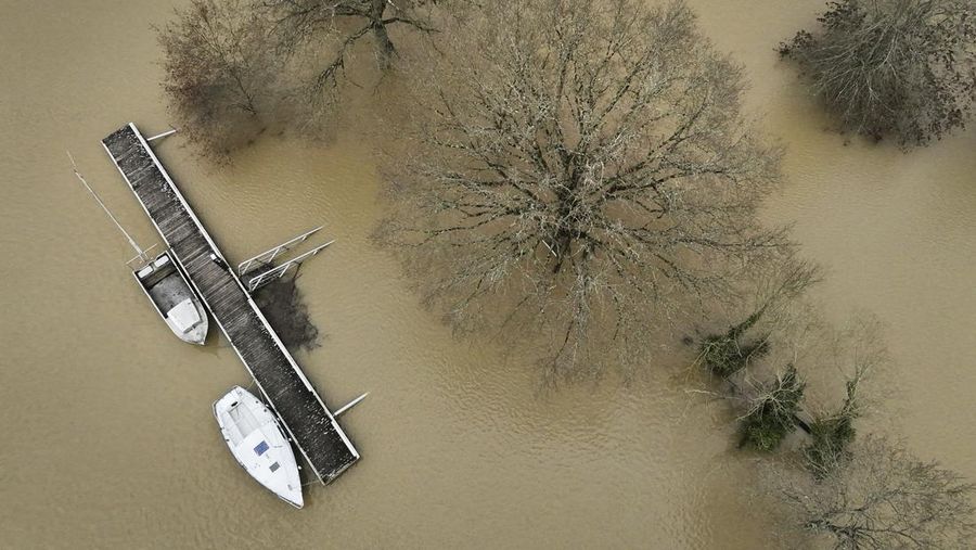 Hujan lebat akibat Badai Ivo menyebabkan banjir parah di Redon, barat laut Prancis, pada Rabu waktu setempat, (31/1/2025). (AP Photo/Thibault Camus)