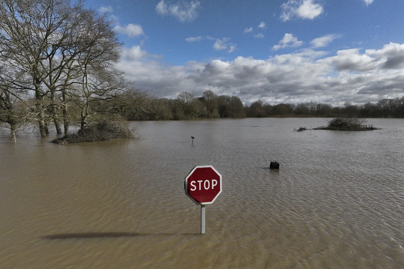 Hujan lebat akibat Badai Ivo menyebabkan banjir parah di Redon, barat laut Prancis, pada Rabu waktu setempat, (31/1/2025). (AP Photo/Thibault Camus) Hujan lebat akibat Badai Ivo menyebabkan banjir parah di Redon, barat laut Prancis, pada Rabu waktu setempat, (31/1/2025). (AP Photo/Thibault Camus)