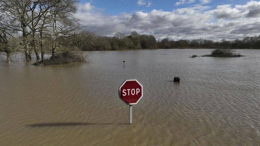 Hujan lebat akibat Badai Ivo menyebabkan banjir parah di Redon, barat laut Prancis, pada Rabu waktu setempat, (31/1/2025). (AP Photo/Thibault Camus)