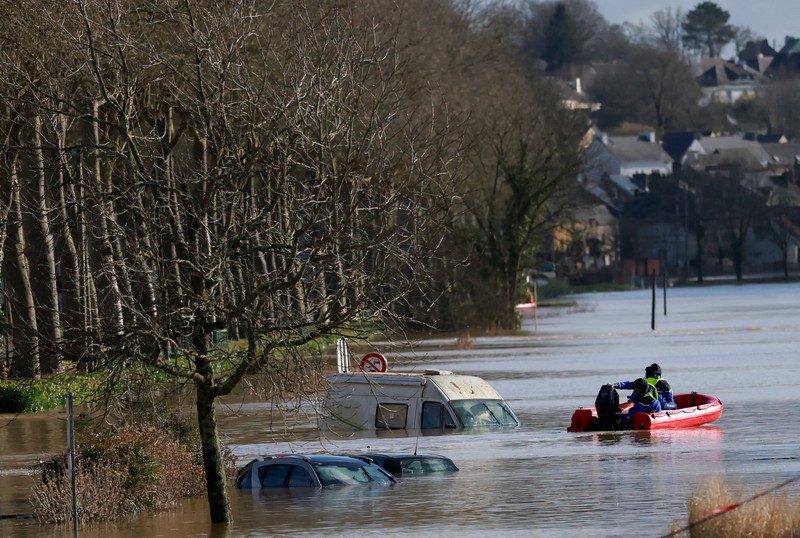 Hujan lebat akibat Badai Ivo menyebabkan banjir parah di Redon, barat laut Prancis, pada Rabu waktu setempat, (31/1/2025). (AP Photo/Thibault Camus) Hujan lebat akibat Badai Ivo menyebabkan banjir parah di Redon, barat laut Prancis, pada Rabu waktu setempat, (31/1/2025). (AP Photo/Thibault Camus)