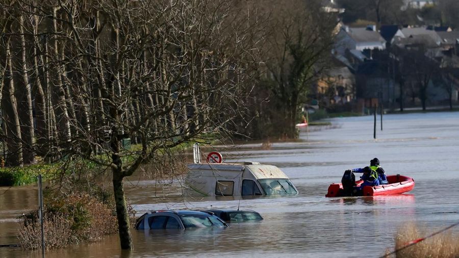 Hujan lebat akibat Badai Ivo menyebabkan banjir parah di Redon, barat laut Prancis, pada Rabu waktu setempat, (31/1/2025). (AP Photo/Thibault Camus)