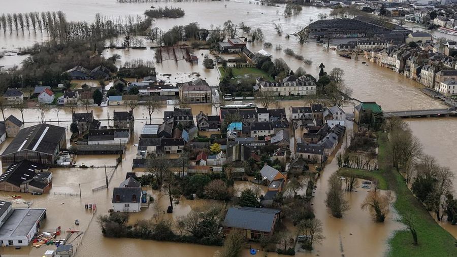 Hujan lebat akibat Badai Ivo menyebabkan banjir parah di Redon, barat laut Prancis, pada Rabu waktu setempat, (31/1/2025). (AP Photo/Thibault Camus)