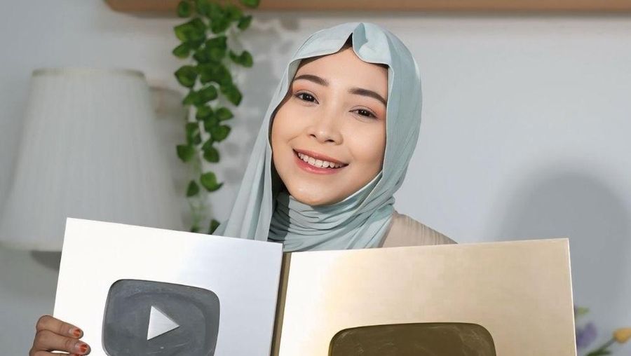 Ibu rumah tangga (IRT) juga bisa berdaya serta eksis sebagai konten kreator di YouTube.