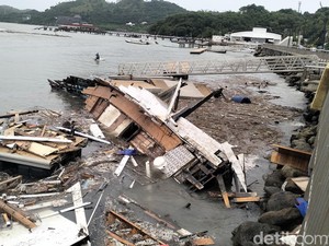 10 Kapal Wisata Rusak Diterjang Gelombang di Labuan Bajo