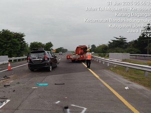 Avanza Tabrak Truk Tewaskan 2 Pegawai Dinsos Jatim gegara Sopir Ngantuk