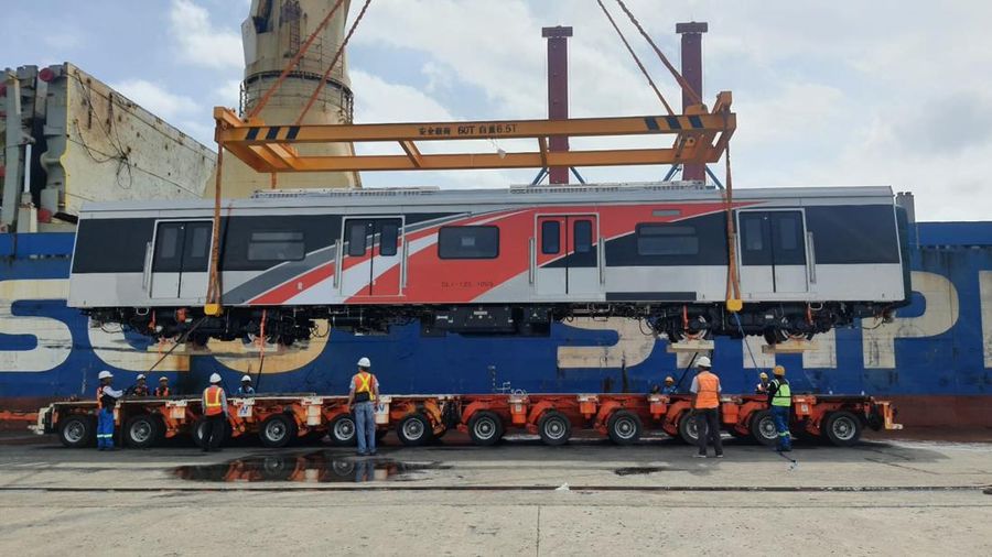 KRL produksi China pesanan KCI tiba di Pelabuhan Tanjung Priok. (Dok. KCI)