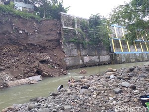 Longsor Ancam Bangunan di Bantaran Sungai Cipager Cirebon