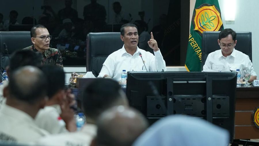 Menteri Pertanian Amran Sulaiman saat bertemu petani singkong. (Dok. Kementan)