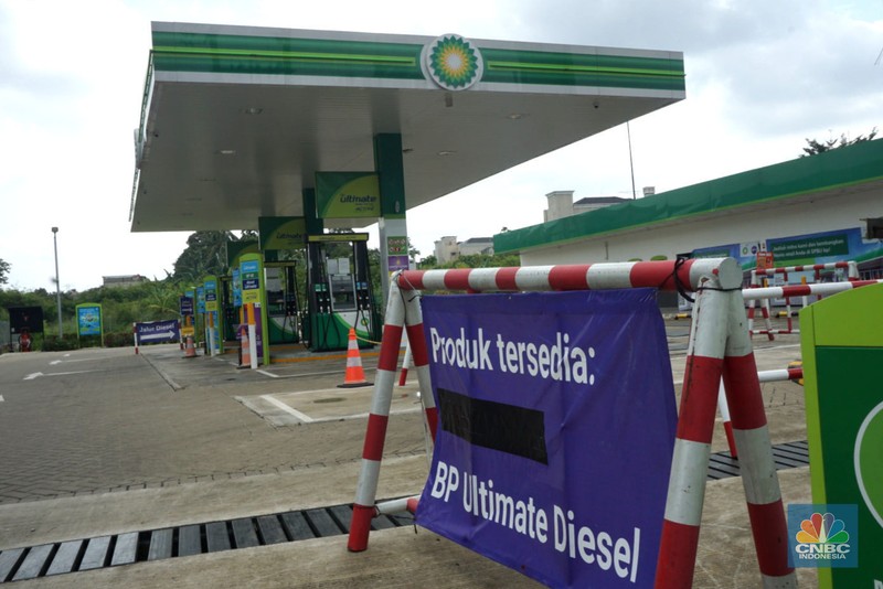 Pengendara motor melintas di area pom bensin Shell di Kawasan, Bojongsari, Depok, Jawa Barat, Jumat, (31/1/2025). Pengendara motor melintas di area pom bensin Shell di Kawasan, Bojongsari, Depok, Jawa Barat, Jumat, (31/1/2025). (CNBC Indonesia/Muhammad Sabki)