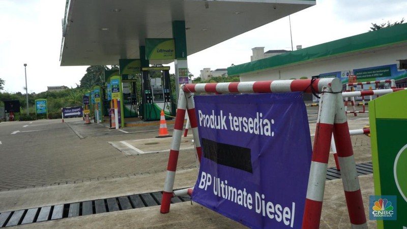 Pengendara motor melintas di area pom bensin Shell di Kawasan, Bojongsari, Depok, Jawa Barat, Jumat, (31/1/2025). (վ/Muhammad Sabki)