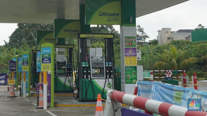 Pengendara motor melintas di area pom bensin Shell di Kawasan, Bojongsari, Depok, Jawa Barat, Jumat, (31/1/2025). (վ/Muhammad Sabki)