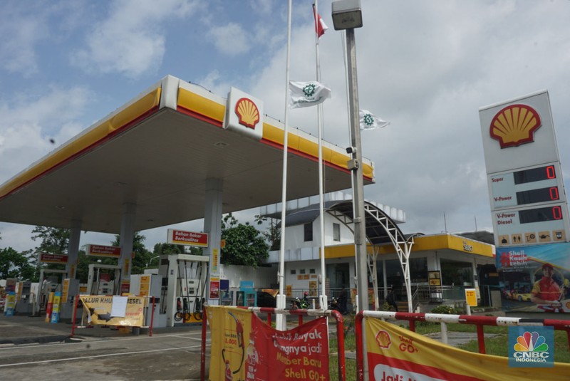 Pengendara motor melintas di area pom bensin Shell di Kawasan, Bojongsari, Depok, Jawa Barat, Jumat, (31/1/2025). (CNBC Indonesia/Muhammad Sabki)