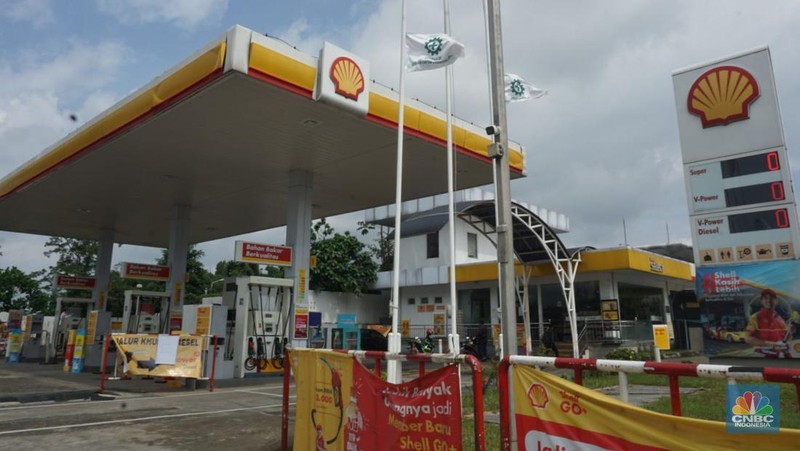 Pengendara motor melintas di area pom bensin Shell di Kawasan, Bojongsari, Depok, Jawa Barat, Jumat, (31/1/2025). (վ/Muhammad Sabki)