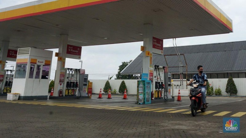Pengendara motor melintas di area pom bensin Shell di Kawasan, Bojongsari, Depok, Jawa Barat, Jumat, (31/1/2025). (վ/Muhammad Sabki)