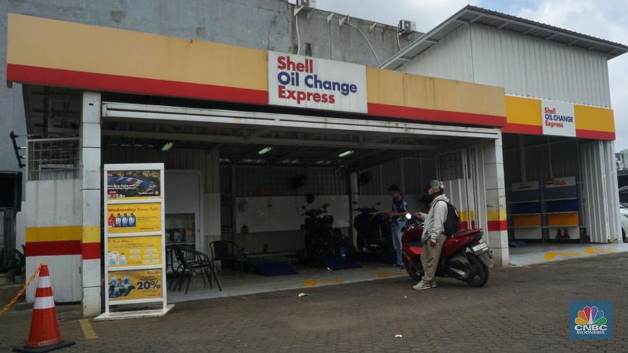 Pengendara motor melintas di area pom bensin Shell di Kawasan, Bojongsari, Depok, Jawa Barat, Jumat, (31/1/2025). (CNBC Indonesia/Muhammad Sabki)